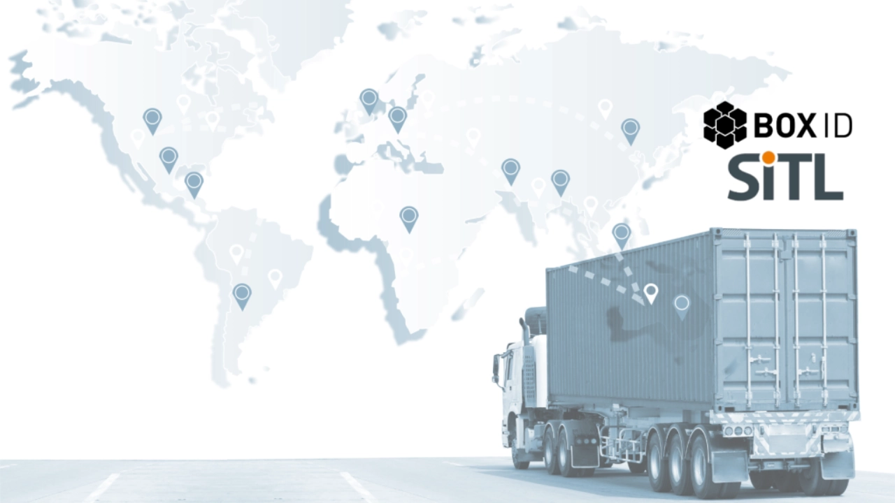 LKW mit Container vor einer Weltkarte und Standort-Pins, dazu Logos von BOX ID und SITL