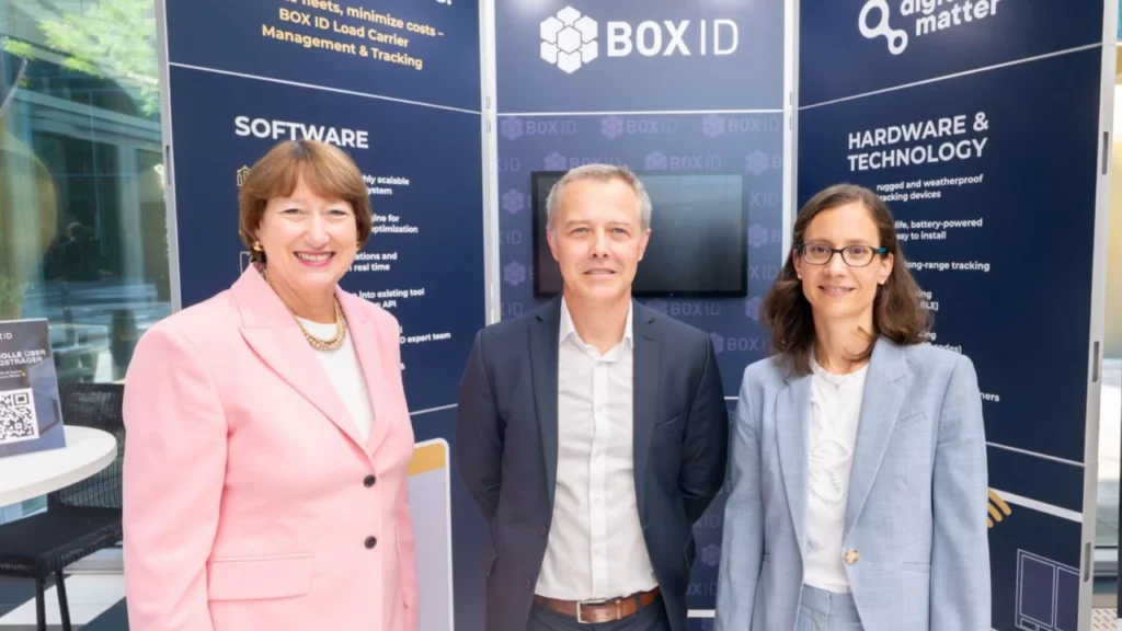 Hildegard Müller (President VDA) and Matthias Piekarczyk (Chief Sales Officer BOX ID) discussing digitalization and supply chains in the automotive industry at the 2026 VDA Mittelstandstag.