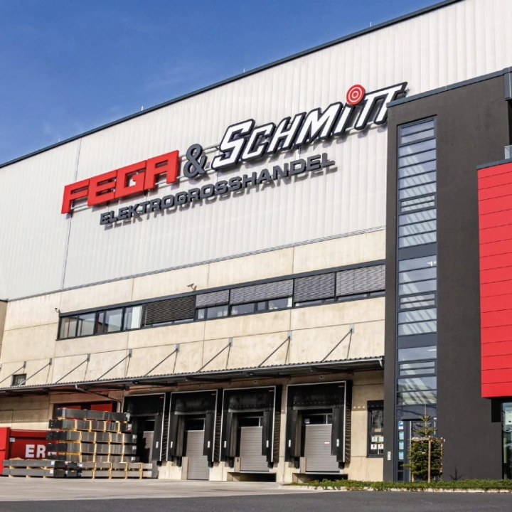 Firmengebäude von FEGA & Schmitt mit Laderampen und Logistikbereich