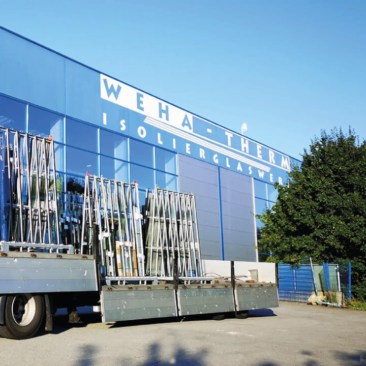 LKW mit Glas-Transportgestellen vor Produktionshalle von Weha-Therm